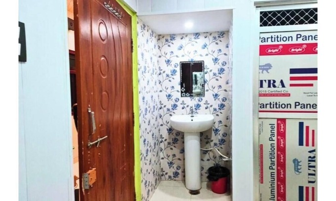 Gonda Apartment | Hotel White Stone Luxury Room with AC 4
