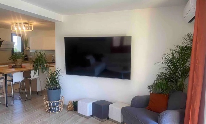 Frontignan House | House 130 metres from the sea