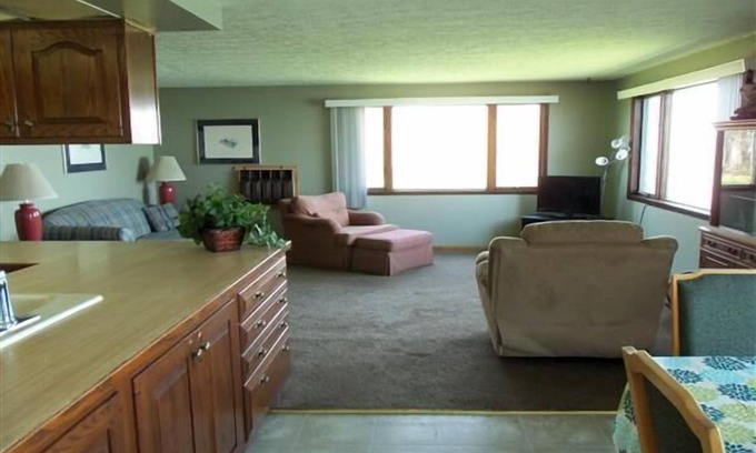 Huron House | House #133 Cozy 3 bedroom Family home with Spectacular views.