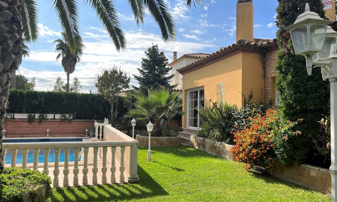 Sant Pere Pescador Ski Chalet | House Adriana- private pool, garden, barbecue, air conditioning, wifi.