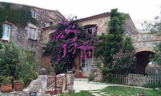Torroella de Fluvia Cottage | House-apartment in Masia del S. XVII 5 km. of the beach