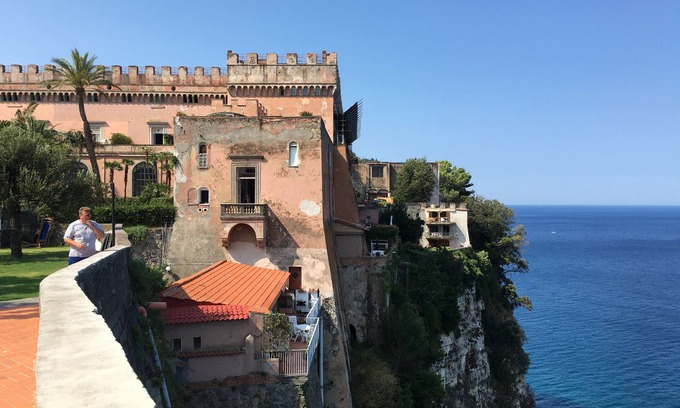 Vico Equense Apartment | House at the castle pool and beach