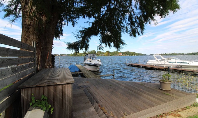 Koenigs Wusterhausen Apartment | House by the lake with access