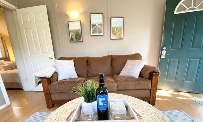 Lake Elsinore House | House C · Hideaway in a cozy Home Close To Lake! Coffee/Netflix/Hulu/WiFi