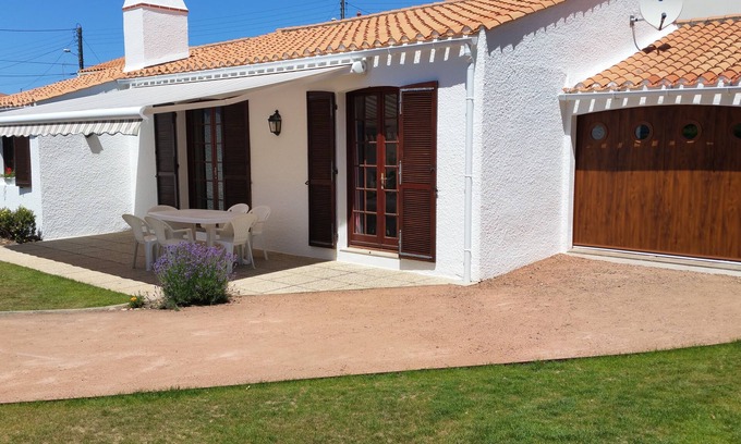 La Chaume House | House for 6 people, verdant scenery, 200 m from the sea. Garden. Very quiet.