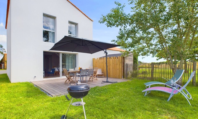 Olonne-sur-Mer Ski Chalet | House for 7, shared pool, 2km from the beach