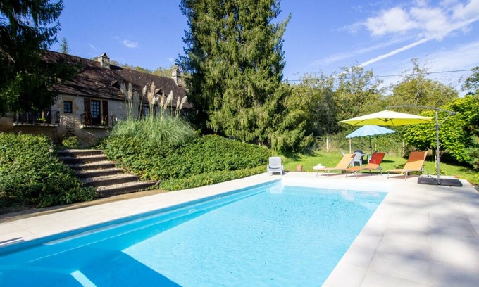Montignac Cottage | House for 8 with heated pool, garden and WiFi in Montignac