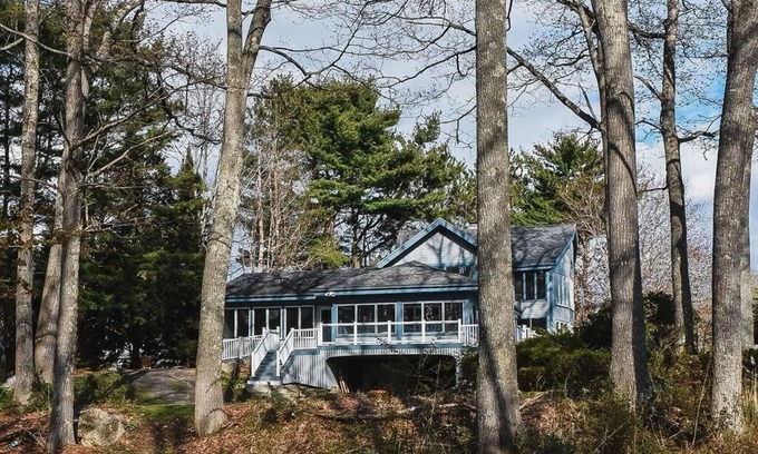 Damariscotta House | House for a crowd.with a dock