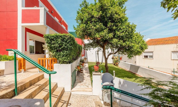 Alges House | House in Algés with Common Pool