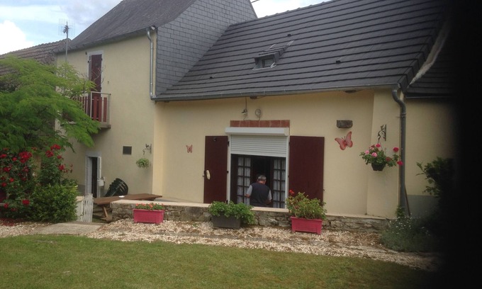 Le Lardin-Saint-Lazare House | House in small village very calm, cordial, close to the caves of Lascaux 4