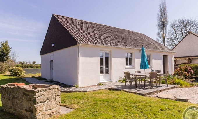 Anneville-en-Saire Cottage | House in Normandy, sunny terrace, pets allowed