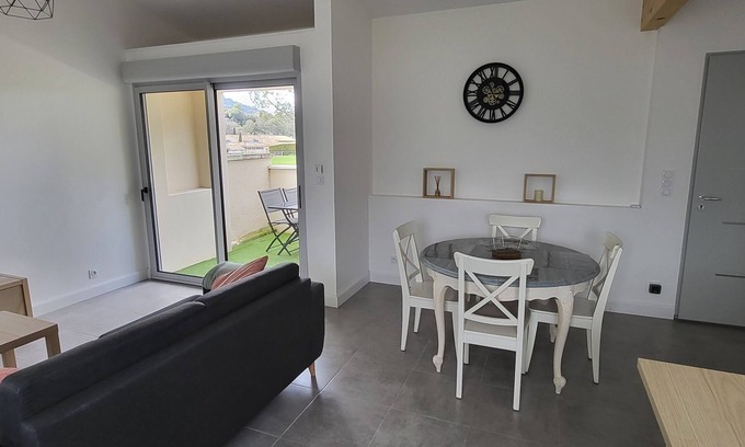 Maubec House | House in the heart of the village