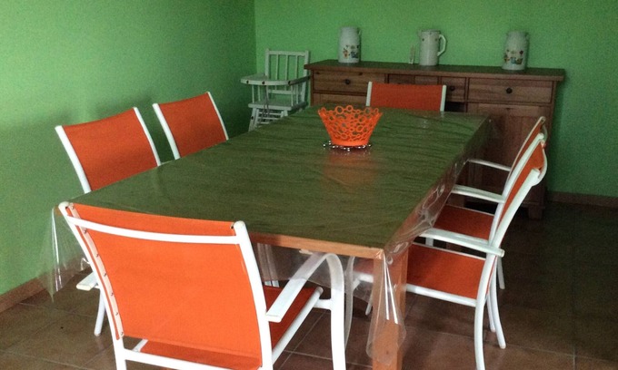 Hourtin House | House + large enclosed garden 5 min walk from center and amenities.