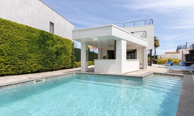 Bon Relax Ski Chalet | House Lieve, air conditioning, wifi, barbecue, private pool, parking.