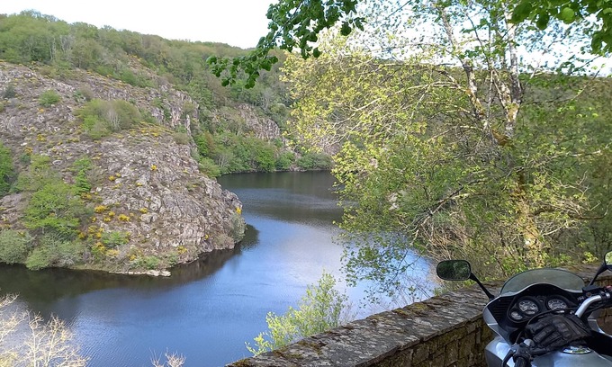 Eguzon-Chantome House | House located in the countryside 800 meters from the lake, 4 km from the village of Eguzon 36270.