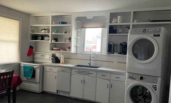 Castlegar House | House near amenities, grocery store, coffee shops, Columbia river, ski hills