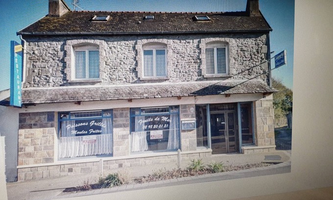 Hopital-Camfrout House | House near sea in former Restaurant Bar with spa access