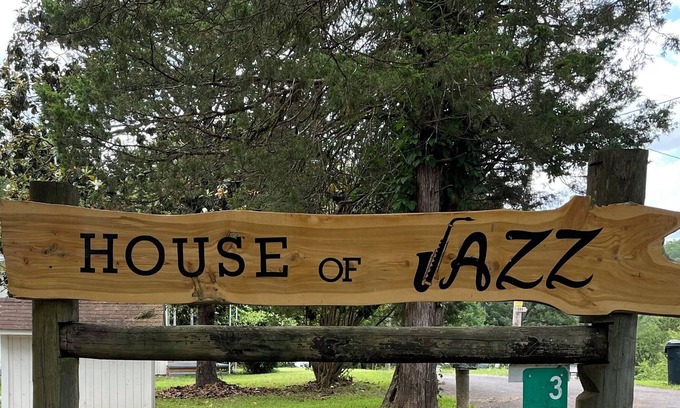Mid America Cottage | House of Jazz on Lake Hamilton in Hot Springs Arkansas