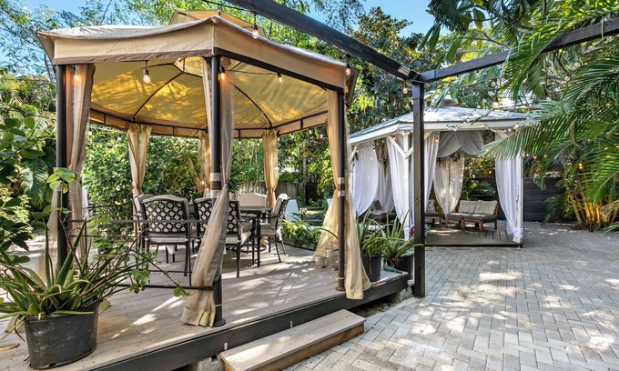 Poiciana Park II House | House of Lotus-Cottage house w/tropical backyard & amenities- Near PBI & beach