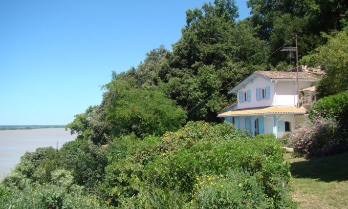 Gauriac House | House on cliff facing Gironde estuary