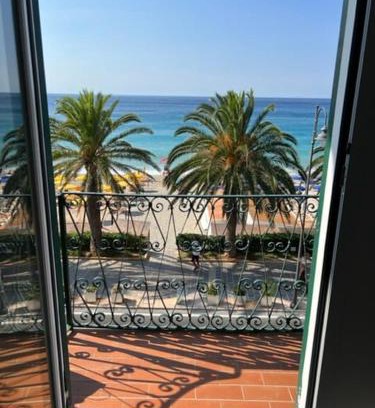 Varigotti Apartment | House on the beach Varigotti