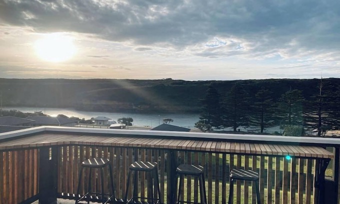 Port Campbell House | House on the hill with Spectacular Port Bay Views