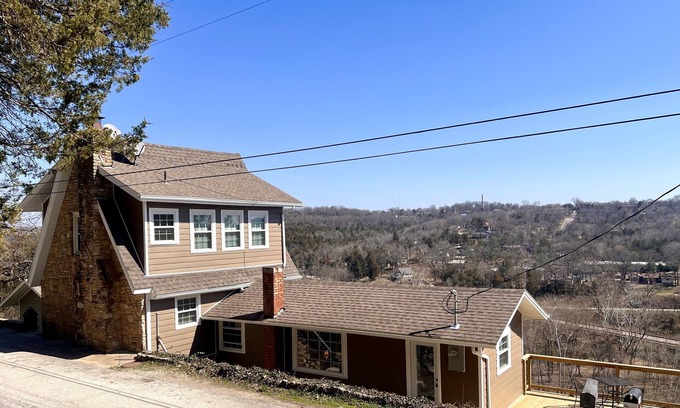 Branson Cottage | "House on the Rock" Romantic Cottage Getaway w/Hot Tub and Fireplace!