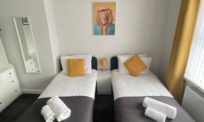 Newcastle-upon-Tyne House | House - Sleeps 6 - Pet friendly - Parking