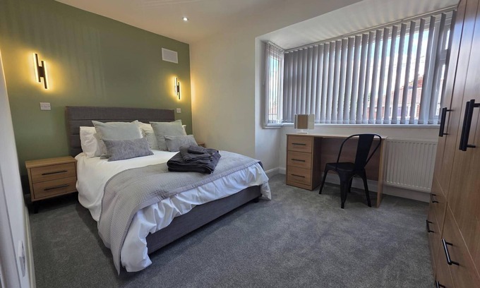 Beeston House | House - Sleeps 4 - Parking - Garden - City Centre