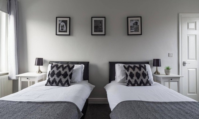 Ashington House | House - Sleeps 4 - Pet friendly - Parking - Garden