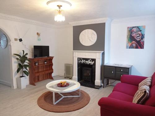 Chadwell House | House - Sleeps 8 - Garden - Parking