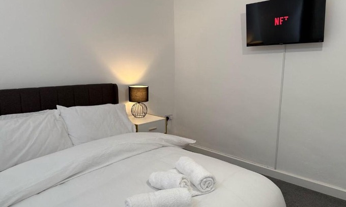 Bridgend House | House - Sleeps 8 - Parking - WiFi