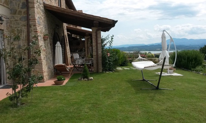Gioiella House | House surrounded by the Tuscan-Umbrian countryside. Lake view. private garden. Pool.