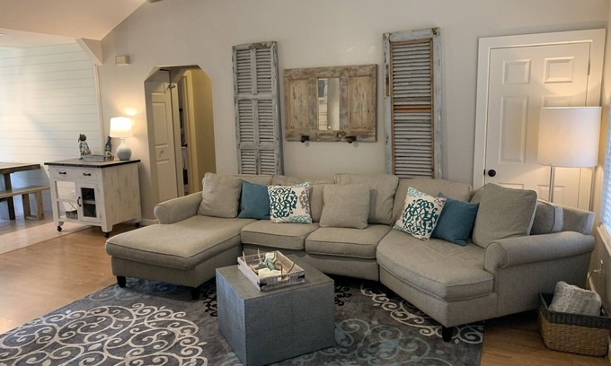 Johnson City House | House w/1 acre, Spa & Outdoor Living