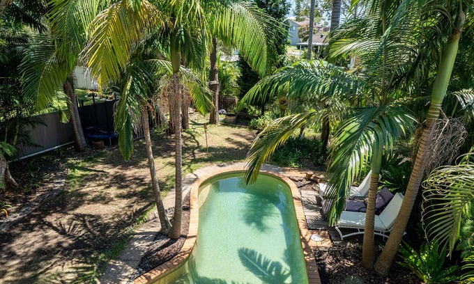 Gwandalan House | House with heated pool, fireplace and ev charger