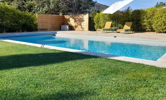 Auriol House | House with heated pool near the sea