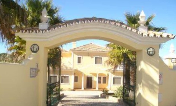 Figueiral Villa | House with pool and garden