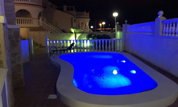 Los Arenales del Sol House | House with pool with mountain and sea views