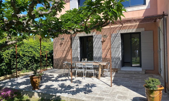 Robion House | House with pool facing the Luberon