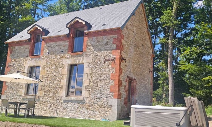 Les Montils Bed & Breakfast | House with private spa, wood stove and swimming pool: domaine de la Moyendrie