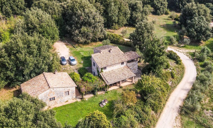 Amelia House | House with private pool in Umbria, 90 kms northern Rome. 6 bedrooms.