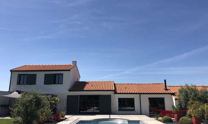 La Chapelle-Heulin House | House with swimming pool on large enclosed plot in the vineyards