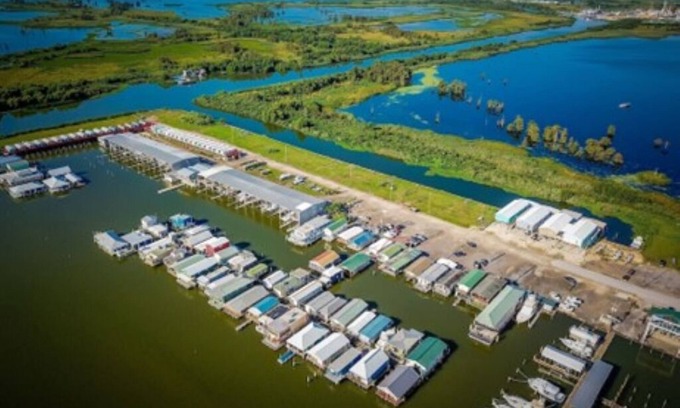 Venice Boat Rental | HOUSEBOAT 2br/1ba RENOVATED, MAIN DOCK, Sleeps 7-8/Venice Marina
