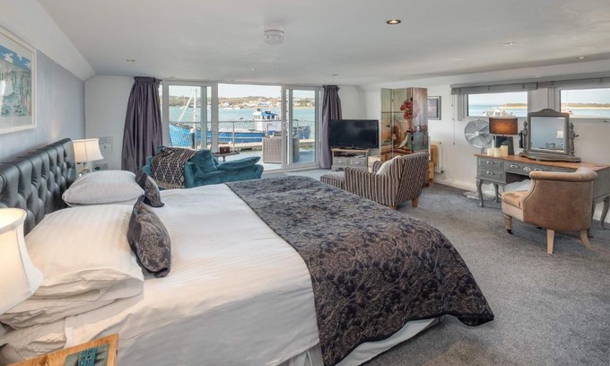 Ryde Bed & Breakfast | Houseboat Harbourside View