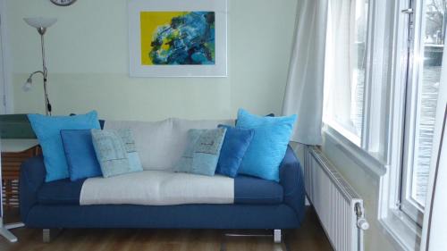 Eastern Docklands Apartment | Houseboat In The Center, 5 min walk to Tropical Museum, Free Wifi!