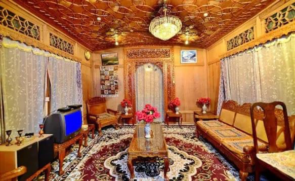 Dal Lake Bed & Breakfast | Houseboat STAR OF INDIA