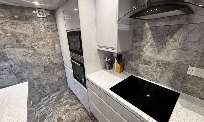 Manchester House | Housesleeps9-fireplace-garden-bbq-tv