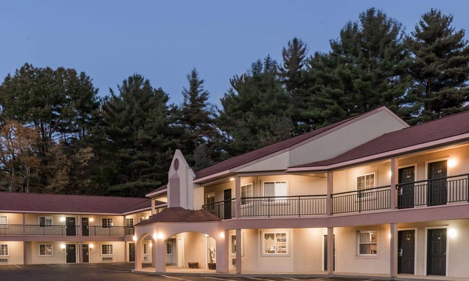 Lenox Hotel | Howard Johnson by Wyndham Lenox