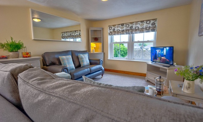 Sedbergh Apartment | Howgills Apartment 11 (self-catering accommodation with free parking and Wi-Fi)