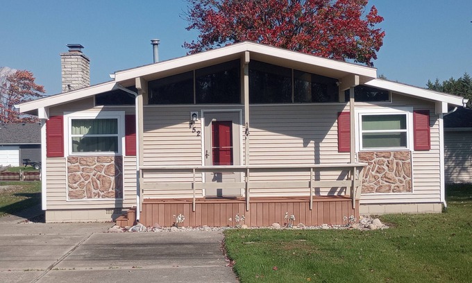 Spruce House | Hubbard Lake Waterfront - Step out to your Boat!